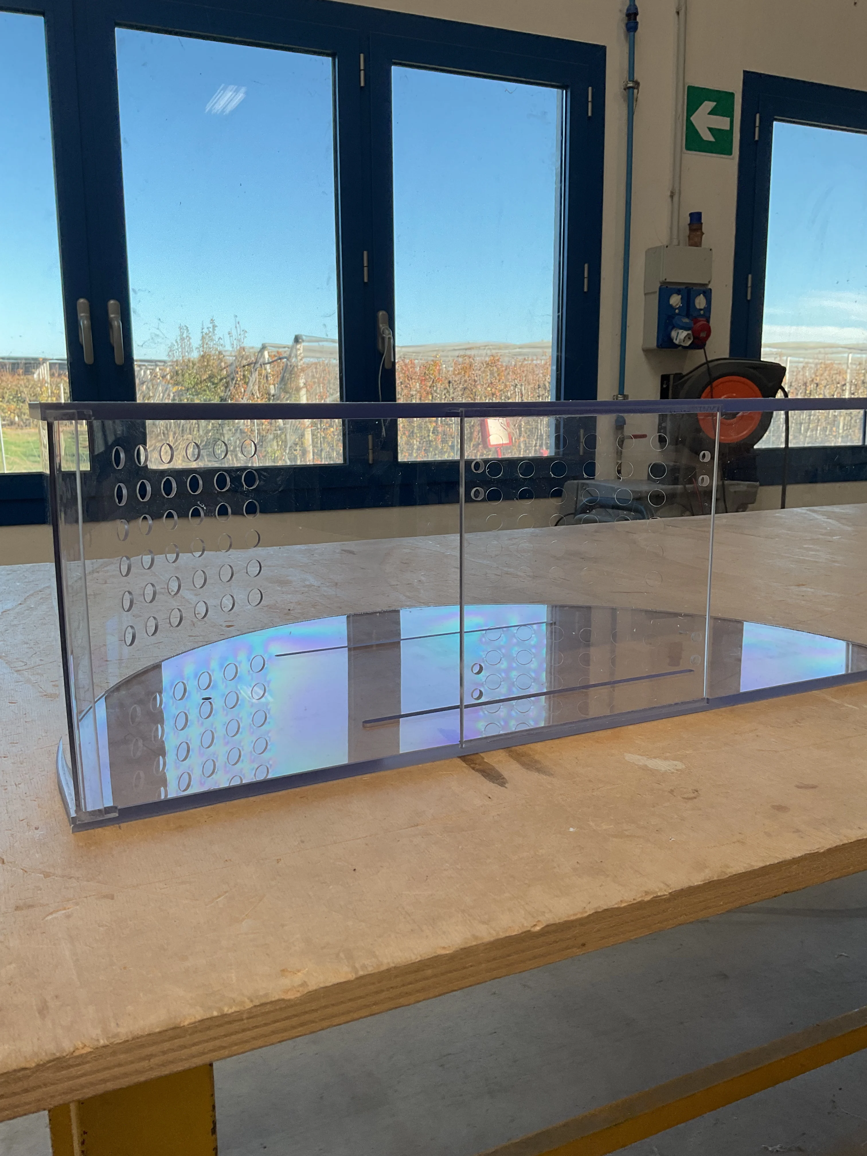 Porta scarti in Lexan da 8 mm per sistemi con metal detector dettaglio laterale