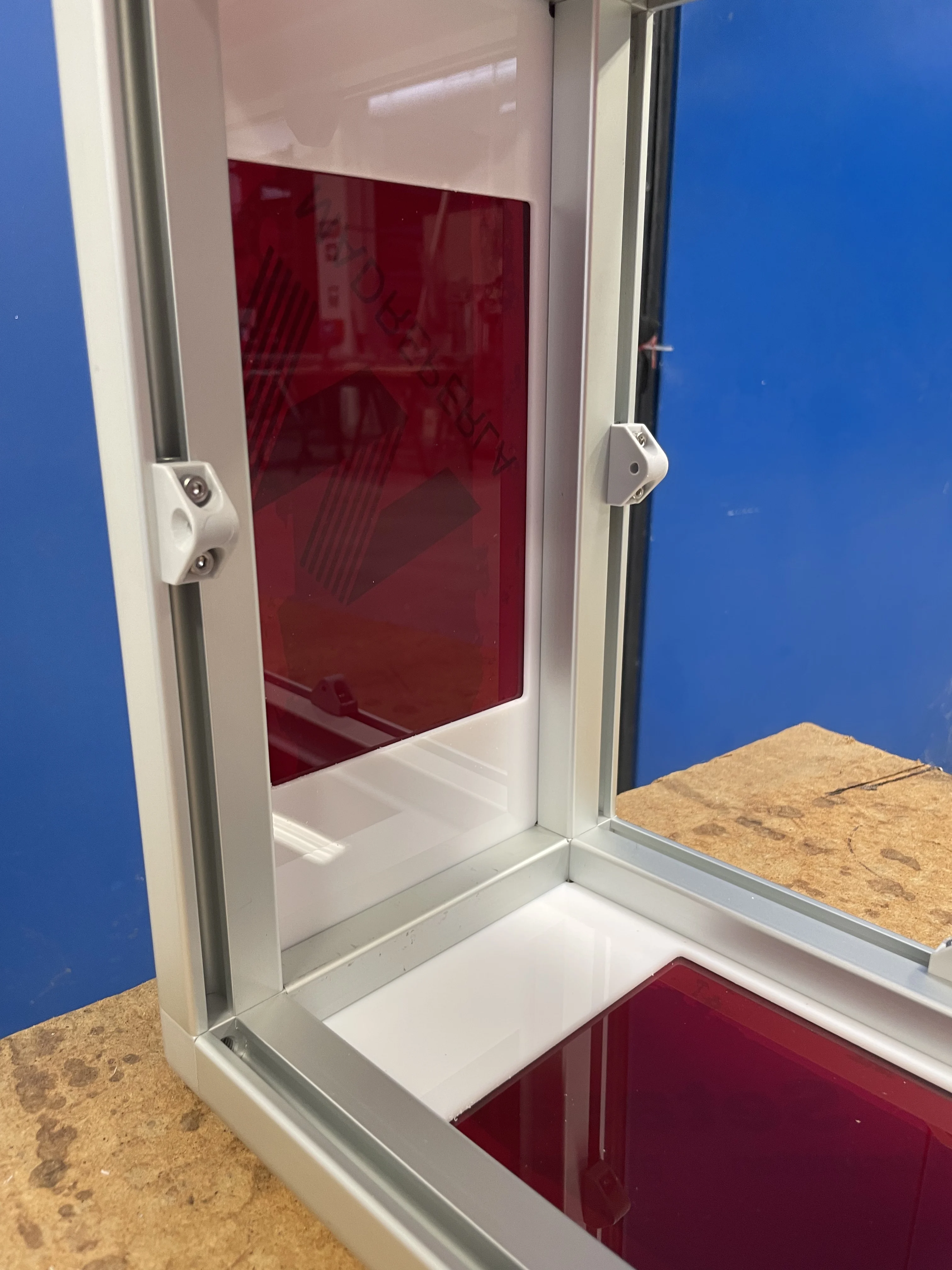 Cubilotto in alluminio con pareti in acrilico e policarbonato dettaglio interno