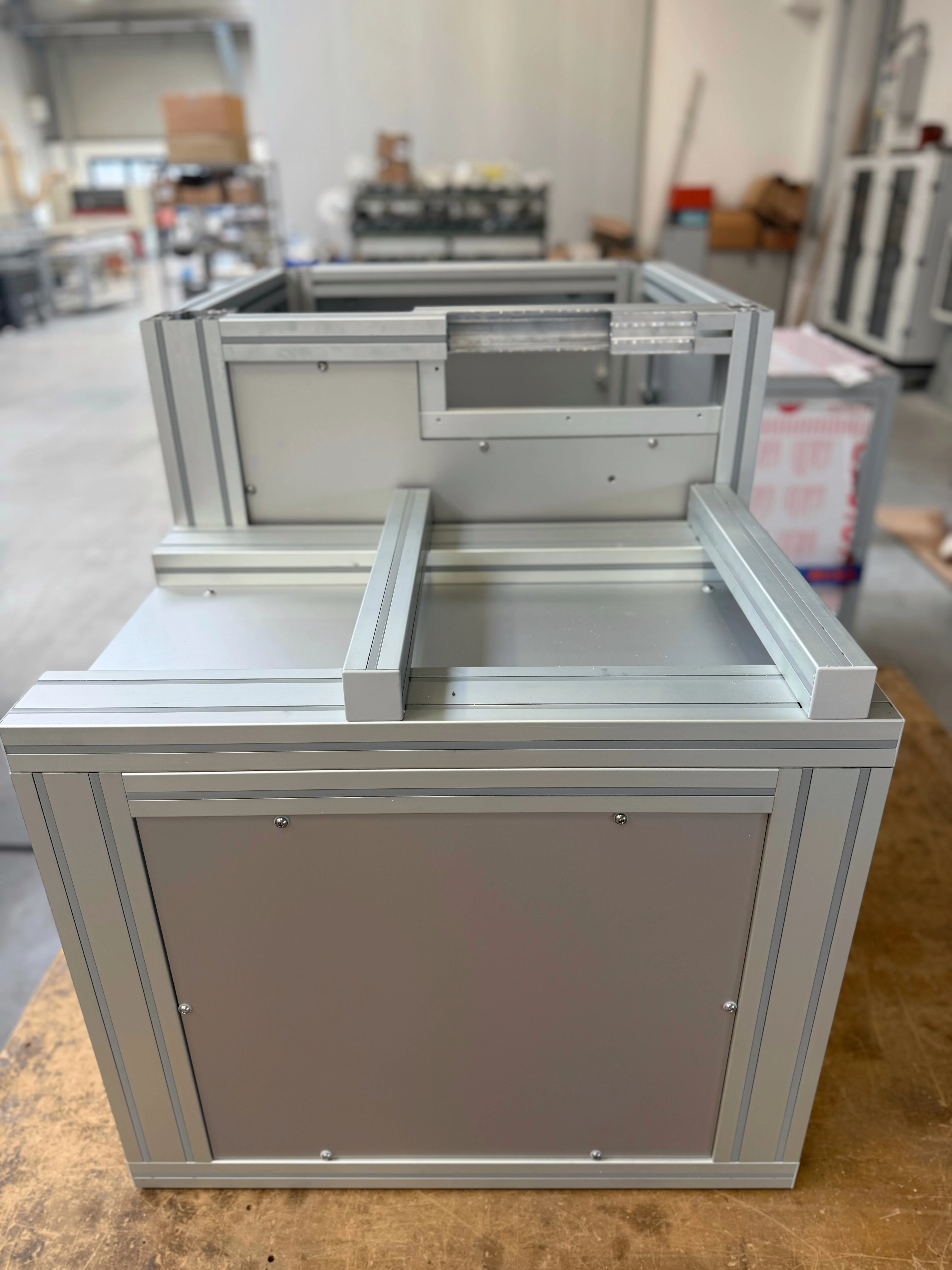 Protezione speciale in alluminio e policarbonato per macchine utensili visione laterale