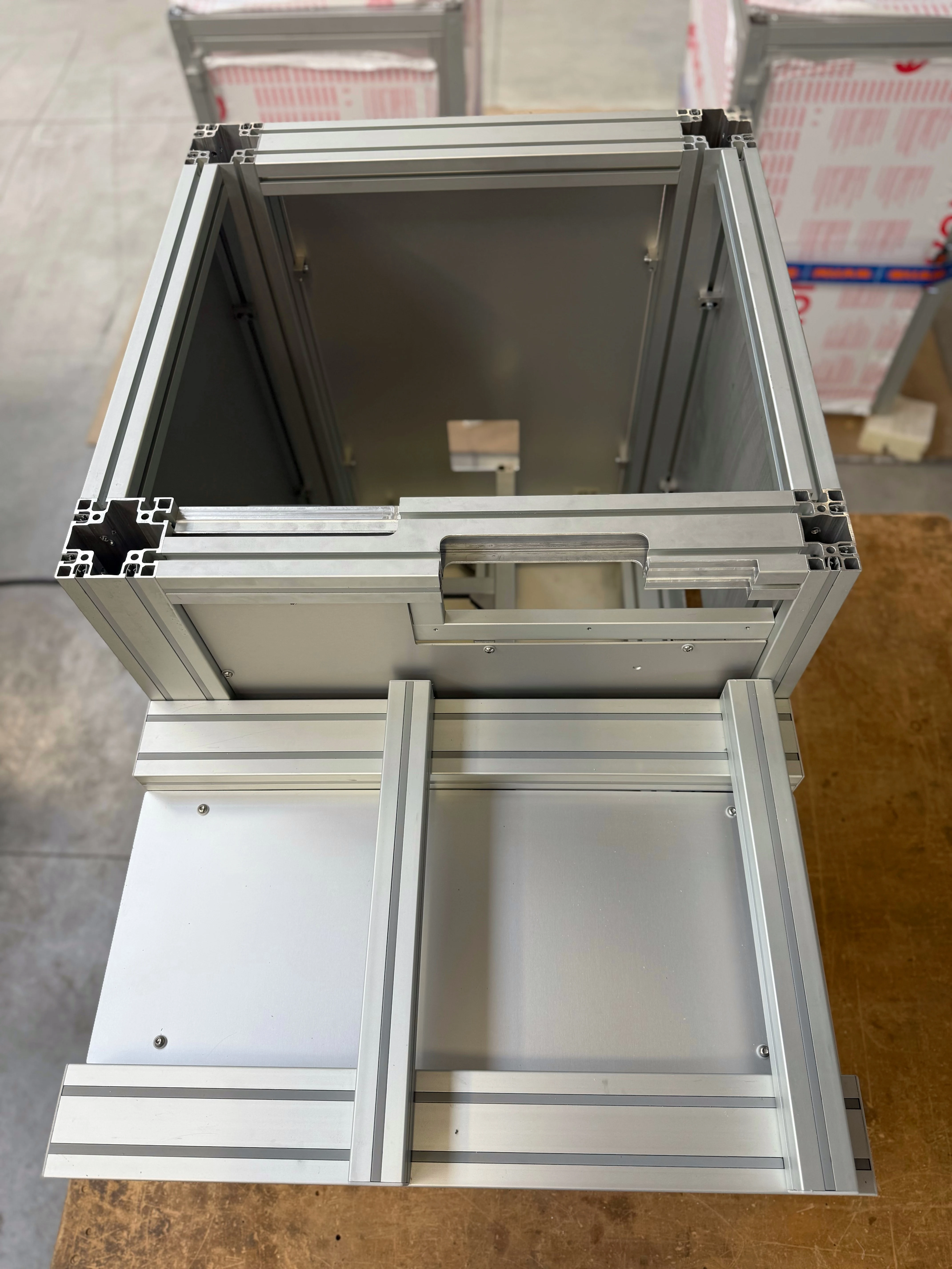 Protezione speciale in alluminio e policarbonato per macchine utensili aperta