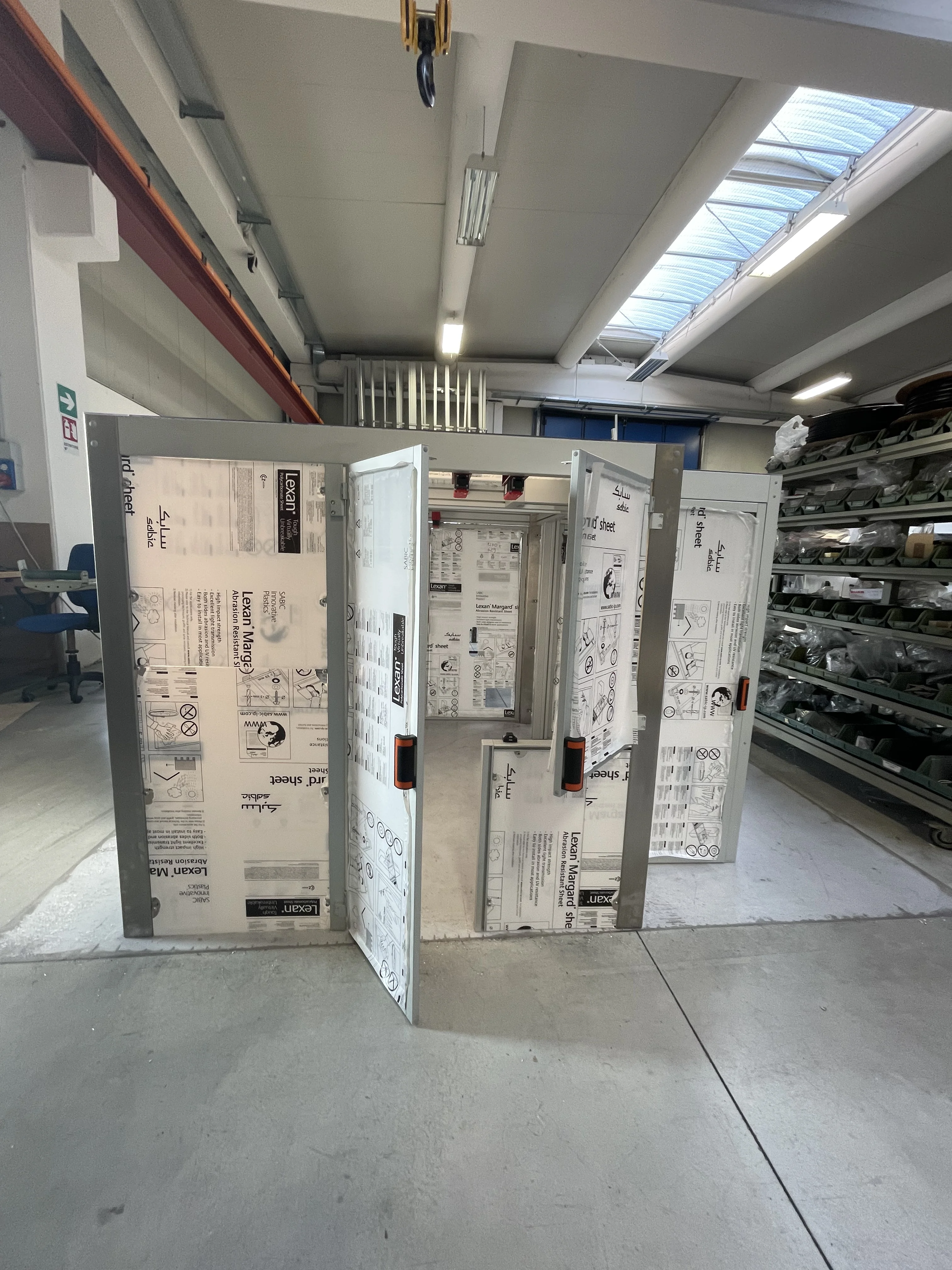 Protezione industriale per macchine automatiche e semiautomatiche visione frontale aperta