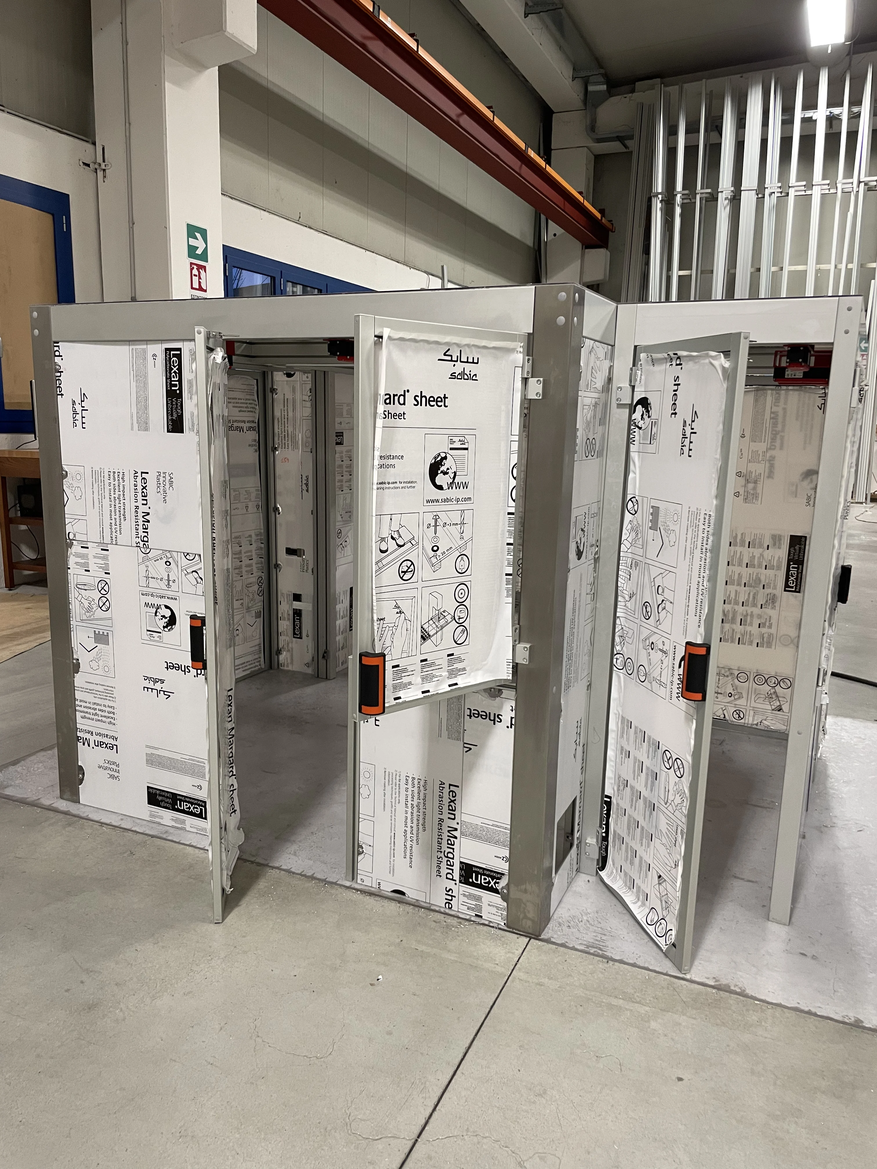 Protezione industriale per macchine automatiche e semiautomatiche visione laterale aperta