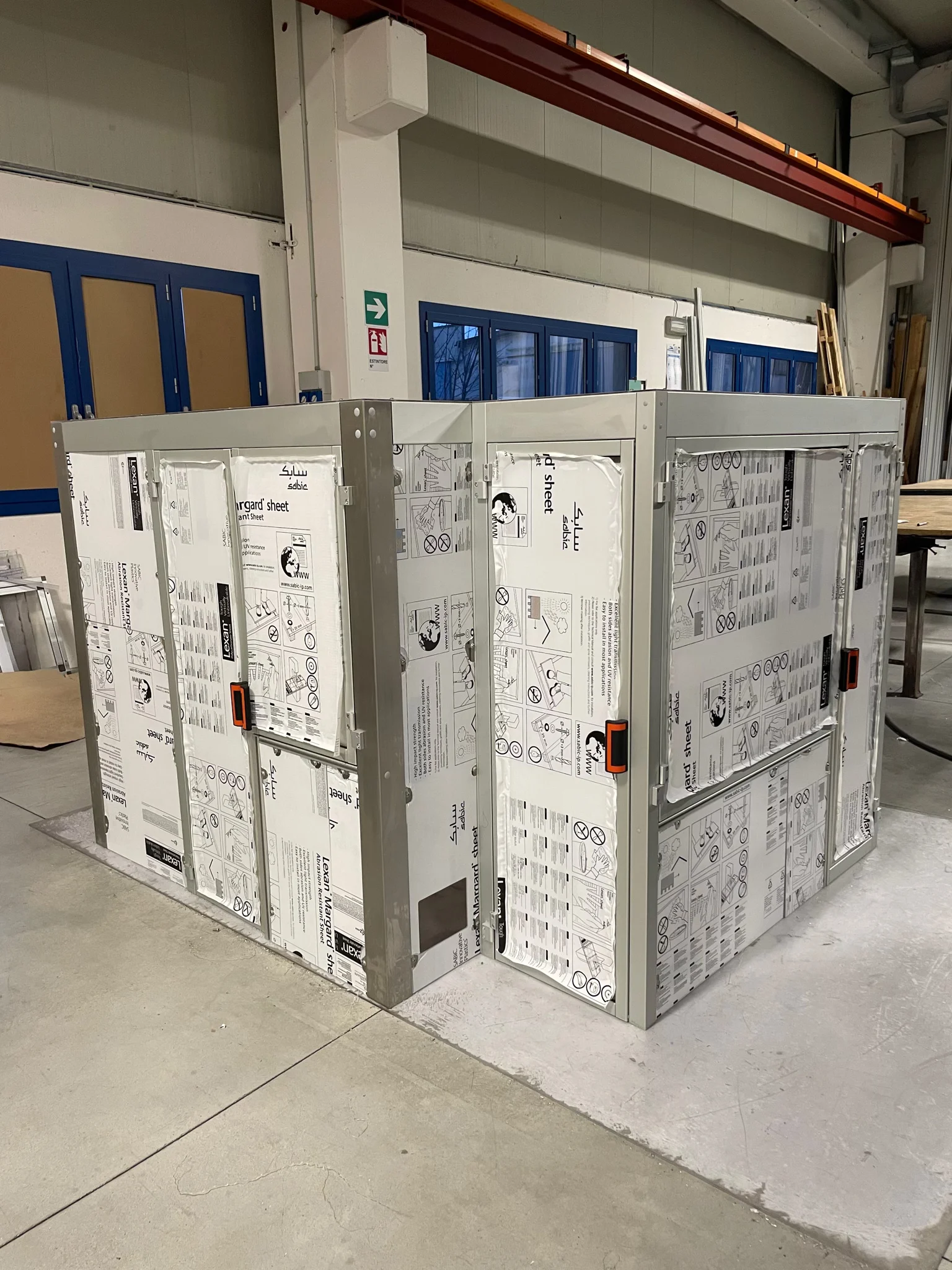 Protezione industriale per macchine automatiche e semiautomatiche visione laterale chiusa